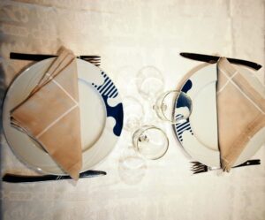 preparación de mesa de restaurante